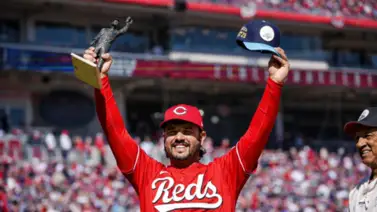 De leyenda a leyenda: Eugenio Suárez recibe el Premio Luis Aparicio de manos de un ídolo De leyenda a leyenda: Eugenio Suárez recibe el Premio Luis Aparicio de manos de un ídolo