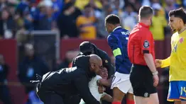 Lección de humanidad: Kylian Mbappé encara a la seguridad para proteger a un niño