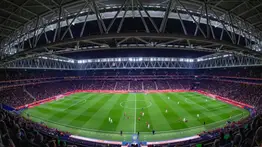 España pierde el liderato mundial en una noche gris marcada por el racismo