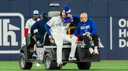Entre la rehabilitación y el quirófano: lesión de rodilla frena al estelar de los Blue Jays