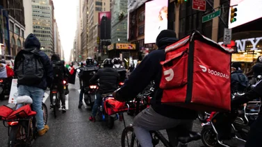 Nueva York aprueba aumento de sueldo mínimo para trabajadores de entregas por delivery