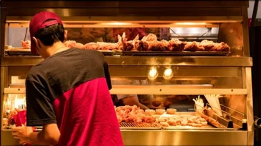Aumenta el salario mínimo en California para trabajadores de comida rápida 