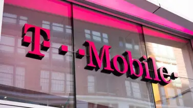¡Insólito! Un hombre escala una torre celular de la compañía T-Mobile en Miami ¡Insólito! Un hombre escala una torre celular de la compañía T-Mobile en Miami