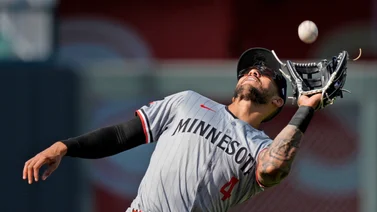 MLB: Carlos Correa hace jugada defensiva al estilo Omar Vizquel (+Video)