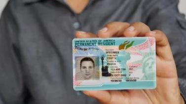 ¿Cómo solicitar la green card para familiares fuera de Estados Unidos?