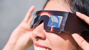 En estos lugares puedes obtener los lentes gratis para ver el eclipse solar en NY