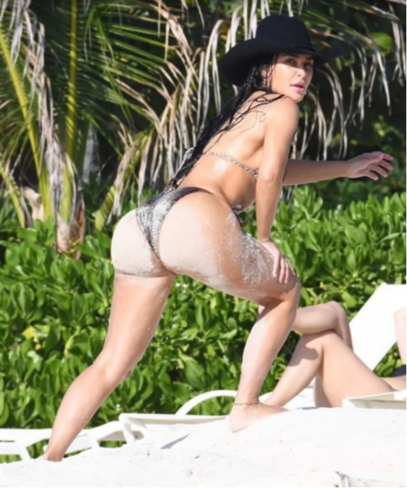 Kim Kardashian exhibe sin nada de pena su enorme retaguardia por la playa (+Explosiva imagen)