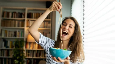 ¿Sabes cómo usar palillos chinos? Aquí te explicamos para que lo hagas como un profesional