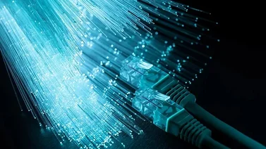 ¡Descarga a altas velocidades! 5 beneficios de contratar internet por fibra 