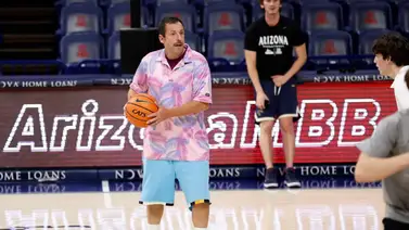 ¡A lo LeBron! Mira al actor Adam Sandler jugar como todo un jugador de la NBA ¡A lo LeBron! Mira al actor Adam Sandler jugar como todo un jugador de la NBA