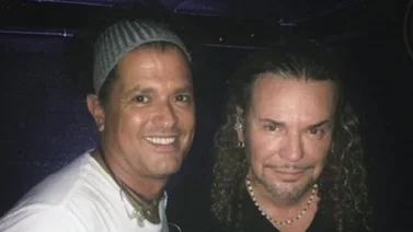 ¡Una gran amistad! Mira el beso que le robó Carlos Vives al vocalista de Maná