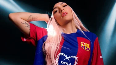 Karol G le saca el jugo a su colaboración con el FC Barcelona