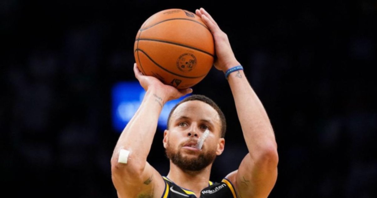 Bang bang!  Stephen Curry sets a new record for three-pointers made with the Gold State Warriors
