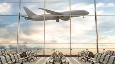 ¡Excitada al máximo! Una mujer desnuda persigue a hombres en un aeropuerto (+Video)