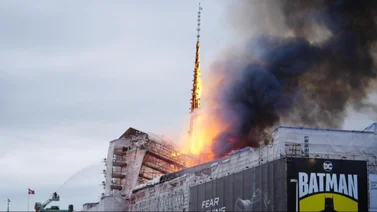 Arden 400 años de historia: Así quedó este histórico edificio de Copenhague tras voraz incendio