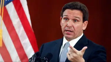 DeSantis firma un proyecto de ley que limita la censura de libros en Florida DeSantis firma un proyecto de ley que limita la censura de libros en Florida