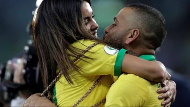 Estas son las primeras imágenes de Dani Alves en libertad paseando con Joana Sanz