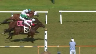 Jockey criollo gana increíble carrera con caballo de este entrenador campeón