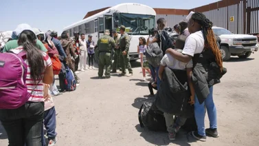 No duermas en la calle: Estos son los refugios para migrantes en Texas y California