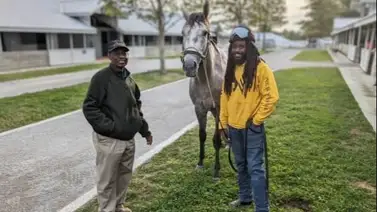 Conozca al primer entrenador afroamericano que en 35 años logra esta hazaña Conozca al primer entrenador afroamericano que en 35 años logra esta hazaña