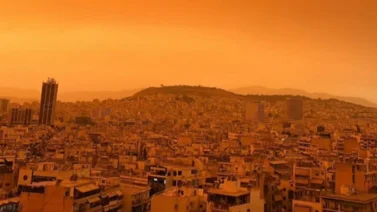El polvo del Sahara deja insólitas instantáneas del cielo de Atenas 