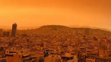 El polvo del Sahara deja insólitas instantáneas del cielo de Atenas El polvo del Sahara deja insólitas instantáneas del cielo de Atenas