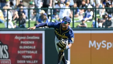 MLB: ¡Qué atrapada! Mira el acrobático out que realiza Jackson Chourio (+Video)