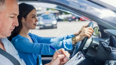 Obten tu licencia de manejo con esta simple guía para el exámen de manejo
