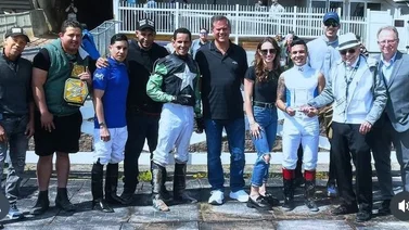 Jockey venezolano recibe trofeo de campeón en este hipódromo de Estados Unidos