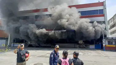Colapsó conocido edificio en la zona industrial de la California Sur tras incendio Colapsó conocido edificio en la zona industrial de la California Sur tras incendio