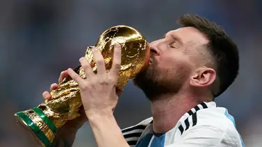 Leo Messi vuelve a "levantar" la Copa del Mundo con Infantino presente Leo Messi vuelve a "levantar" la Copa del Mundo con Infantino presente