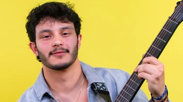 Xander sigue los pasos de su madre Karina y debuta como cantante