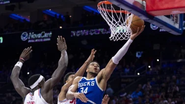 NBA: ¡Indetenible! Giannis Antetokounmpo consigue una triple decena histórica ante Philaelphia 76ers
