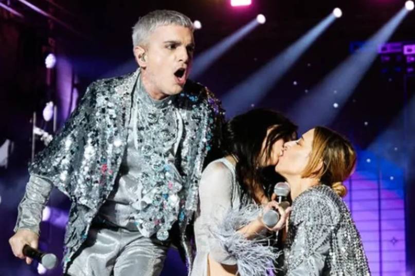 El apasionado beso de Lali Espósito y la vocalista de Miranda! (+Video)