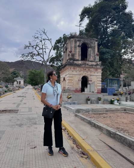 Mariela Celis se va de paseo por El Cementerio General del Sur 
