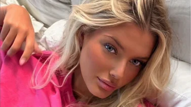 Miss Universo presume sus curvas con sensual traje de baño rojo ¡Mírala! 