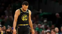 NBA: ¿Enemistados? Steve Kerr regaña a uno de los jugadores de Warriors por no pasar el balón a Stephen Curry
