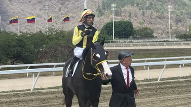 Aprendiz consigue su primera victoria en La Rinconada en apenas su octava monta