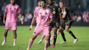 Luis Suárez vuelve a morder, pero esta vez fue a uno de sus compañeros Luis Suárez vuelve a morder, pero esta vez fue a uno de sus compañeros