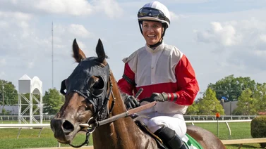 Yoqueta ganadora de más de 1000 carreras cae de un ejemplar antes de una carrera en Laurel Park