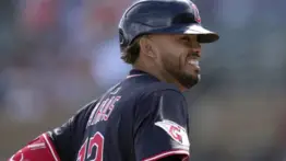 MLB: Gabriel Arias extiende su buen momento con marca inédita entre camareros