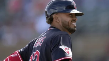 MLB: Gabriel Arias extiende su buen momento con marca inédita entre camareros