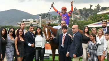 Yunta jinete-entrenador consigue su primera victoria de la temporada 2025 