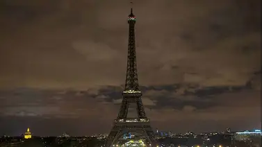 París rinde homenaje al Papa Francisco con el apagado de la Torre Eiffel París rinde homenaje al Papa Francisco con el apagado de la Torre Eiffel
