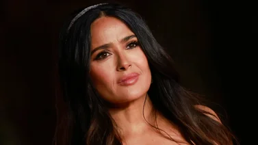 Salma Hayek muestra su belleza natural con sensual bikini 