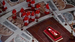 ¿Dónde será sepultado? Así cierran el féretro del papa Francisco y este fue su "rogito" (+Foto)