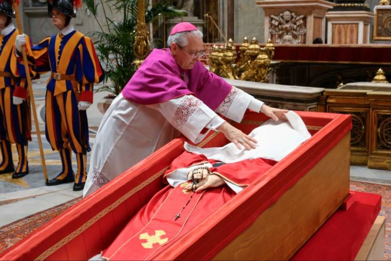 Cierran féretro del papa Francisco para ser trasladado a su última morada (+Foto)