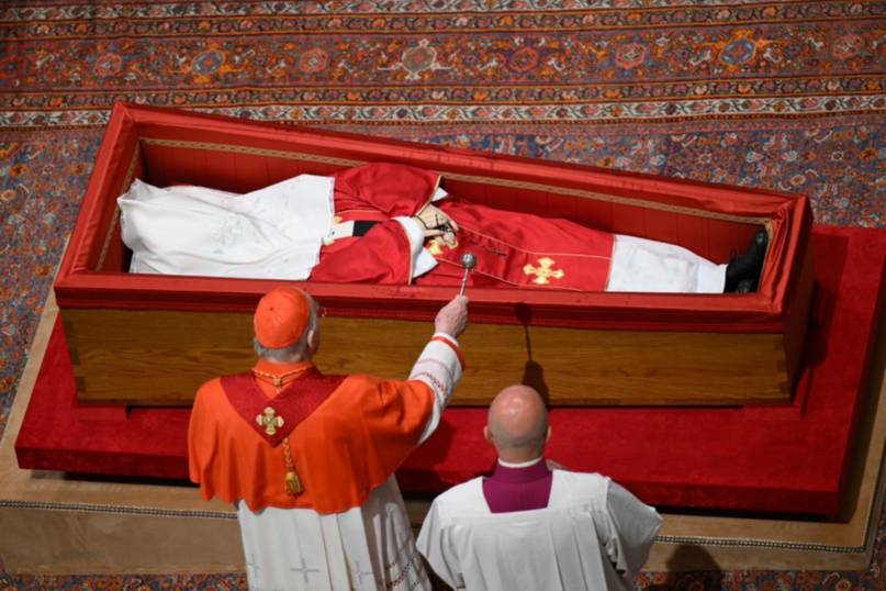 Cierran féretro del papa Francisco para ser trasladado a su última morada (+Foto)