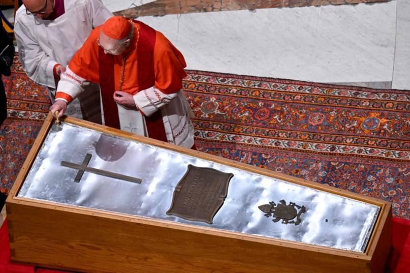 Cierran féretro del papa Francisco para ser trasladado a su última morada (+Foto)