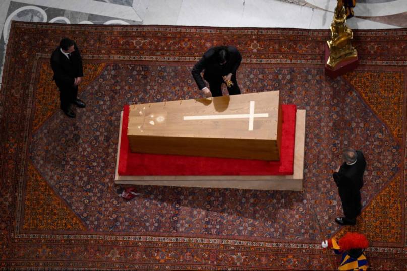 Cierran féretro del papa Francisco para ser trasladado a su última morada (+Foto)